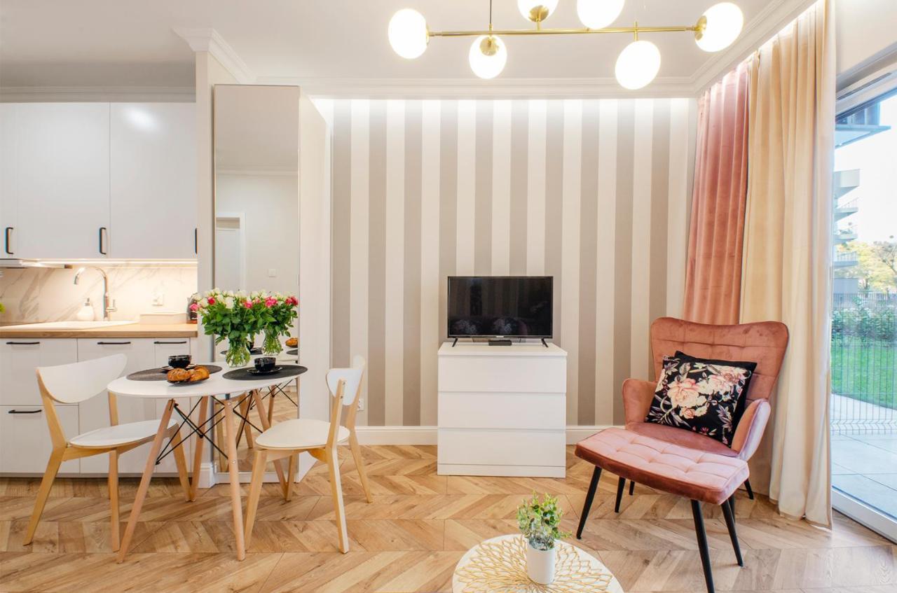Sky Home- Rose Apartament -Manufaktura, Bezplatny Parking, Klima, Dostep Na Kod 罗兹 外观 照片